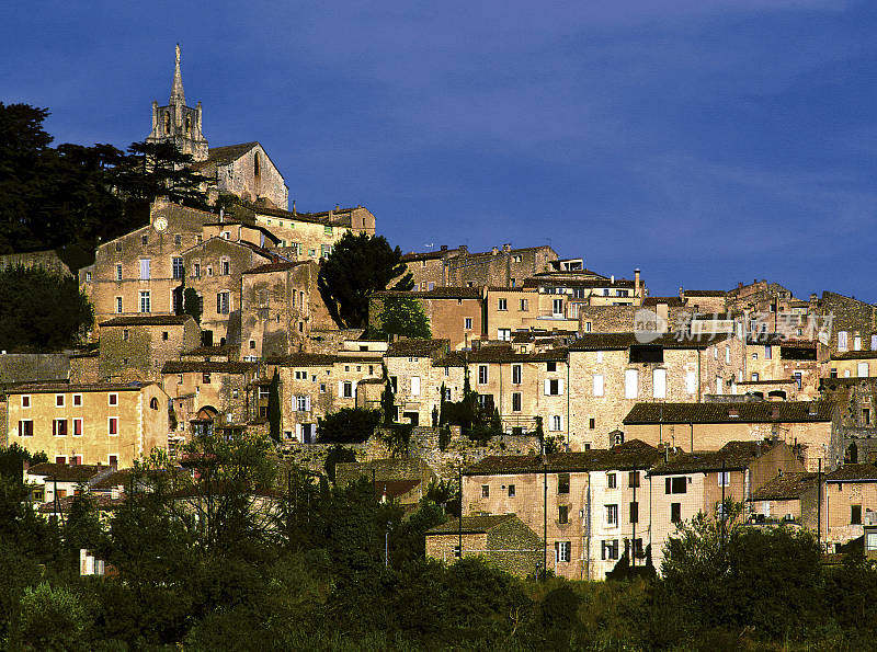 Bonnirux村Vaucluse Luberon法国南部普罗旺斯的山顶村庄，有葡萄园